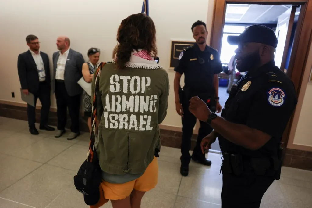 „Állítsák meg a népirtást” – Rubióval szemben tiltakozások folynak az USA izraeli gázai vérontásban betöltött szerepe miatt 6 2025 05 20T140557Z 344971299 RC2QLEAM0831 RTRMADP 3 USA DIPLOMACY RUBIO