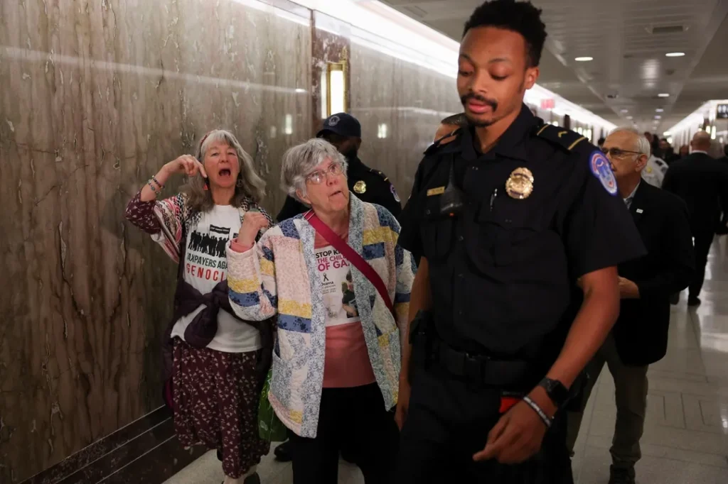 „Állítsák meg a népirtást” – Rubióval szemben tiltakozások folynak az USA izraeli gázai vérontásban betöltött szerepe miatt 5 2025 05 20T143020Z 1989093588 RC2QLEACILD8 RTRMADP 3 USA DIPLOMACY RUBIO