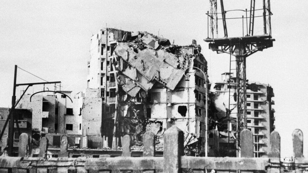 Minél többet öl Izrael, a Nyugat annál inkább áldozatként ábrázolja. 5 000 APP19991130550911