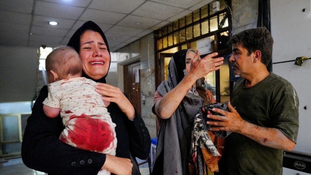 Izrael támadása Irán ellen: Az erőszakos új világ születése meg fog rémíteni téged 5 A woman carries her child following the Israeli strikes on Iran in Tehran Iran June 15 2025 reuters