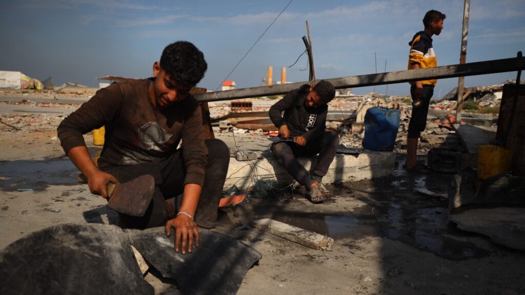 Az ostromlott gázai lakosok műanyaghulladékot használnak üzemanyagként 5 cutting plastic for fuel gaza m hajjar mee