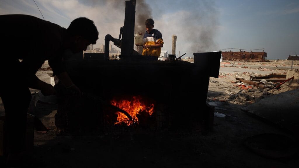 Az ostromlott gázai lakosok műanyaghulladékot használnak üzemanyagként 6 plastic fuel oven gaza hajjar 1