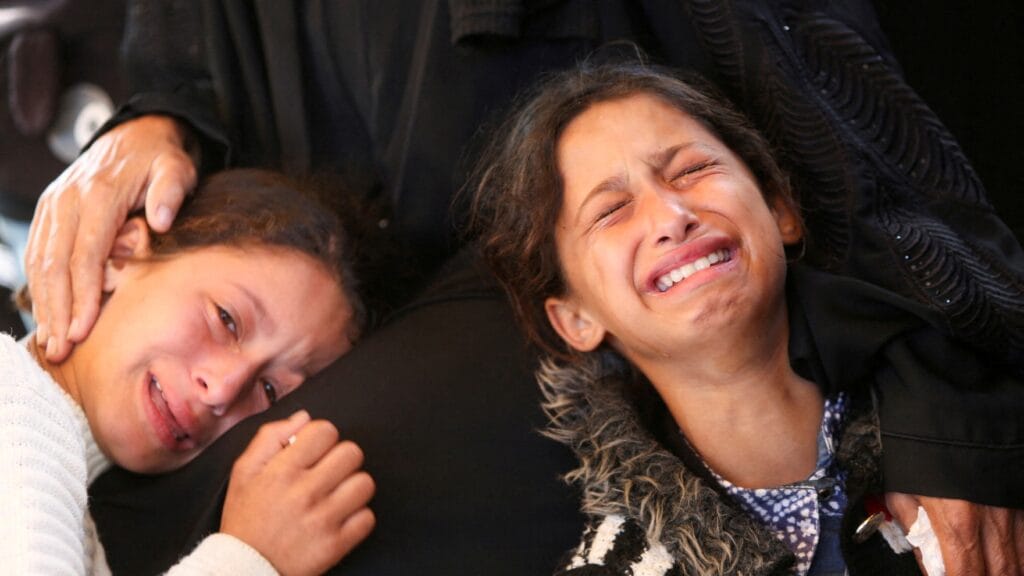 Izrael népirtást követ el Gázában, állítja Melanie O'Brien, a vezető jogtudós. 6 reuters gaza funeral 2 june 2025