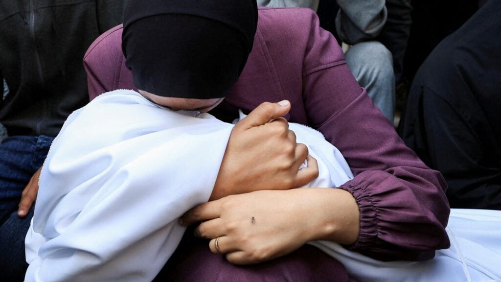 Izrael népirtást követ el Gázában, állítja Melanie O'Brien, a vezető jogtudós. 5 reuters gaza tpx mourners 4 june 2025