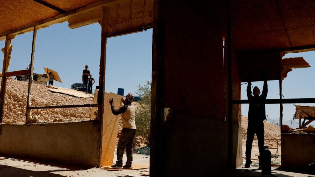 Palesztinok maradtak „fedél és víz nélkül”, miután a telepesek kiürítették a ciszjordániai falut 6 Palestinian Bedouins dismantle a house before fleeing while settler violence surges near Jericho in the Israeli occupied West Bank July 4 2025. REUTERS