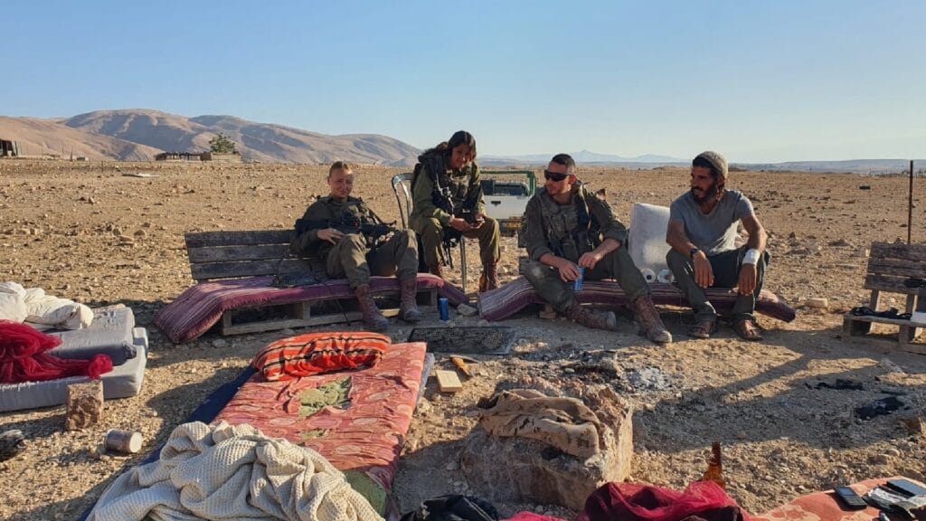 Palesztinok maradtak „fedél és víz nélkül”, miután a telepesek kiürítették a ciszjordániai falut 5 Settlers and soldiers during almurrajat raid