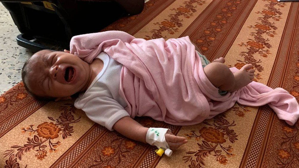 Agyhártyagyulladás sújtja a palesztin csecsemőket Gázában. 5 child crying meningitis 30 june 2025 ahmed aziz mee