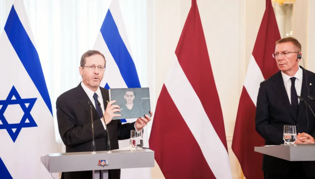 latvia israel president herzog president rinkevics riga august 2025 afp.jpg