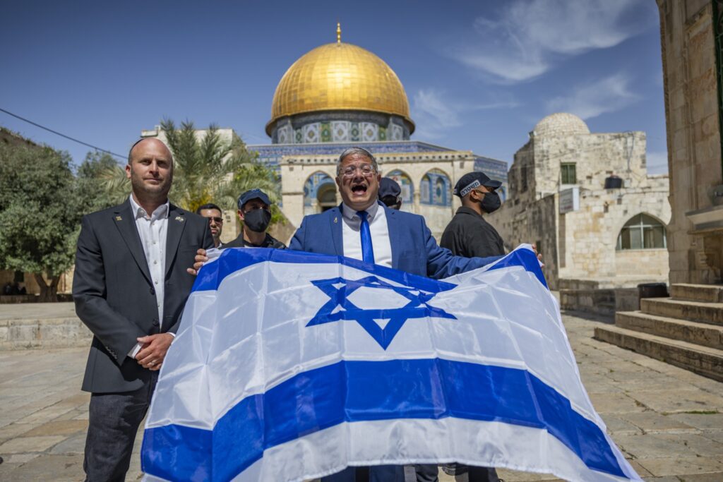 Az izraeli jobboldal egy új zászló alatt menetel