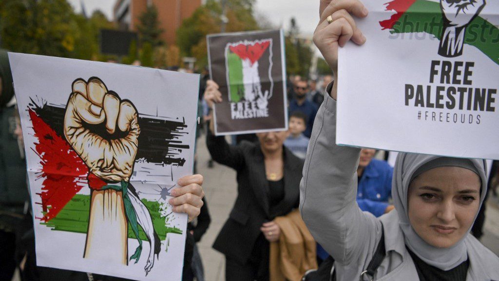 Koszovónak nemzetközi jogra volt szüksége a fennmaradáshoz. Most segít Izraelnek megkerülni azt Gázában. 2 Koszovónak nemzetközi jogra volt szüksége a fennmaradáshoz. Most segít Izraelnek megkerülni azt Gázában.