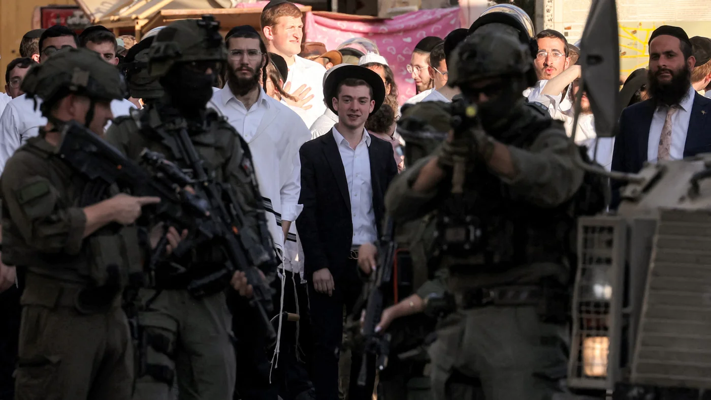 israel-forces-settlers-hebron-28-june-2025-afp.jpg