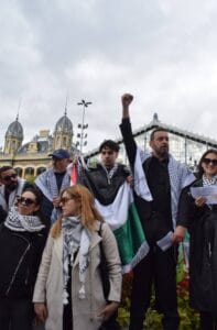 Budapesten a Fórum a Békéért mozgalom és több civil szervezet demonstrációt tartott Netanjahu izraeli miniszterelnök palesztinok elleni népirtása és a magyar kormány bűnrészes hallgatása miatt. 7 559741322 857615813457978 3759486023877046571 n