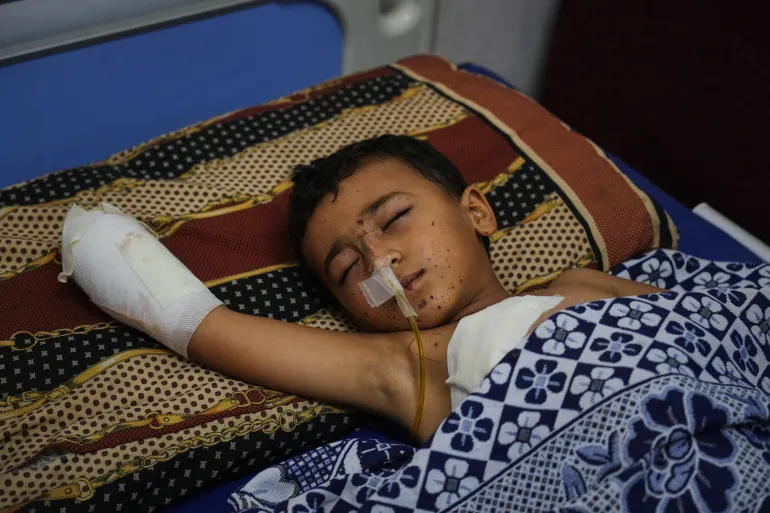 Fel nem robbant izraeli bombák veszélyeztetik az életeket, miközben Gázában roncsokat takarítanak el és holttesteket találnak. 5 ap 68fcd78029933 1761400704