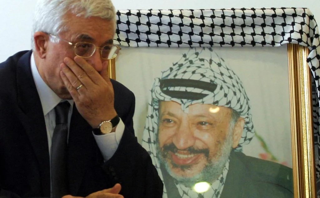 palestine west bank ramallah mahmoud abbas yasser arafat 11 november 2004 afp.jpg