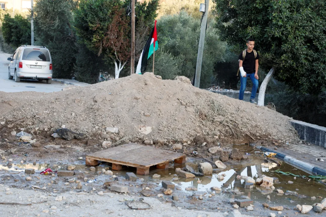 2025_10_08T063451Z_942107424_RC2H7HAUBQV1_RTRMADP_3_ISRAEL_PALESTINIANS_WEST_BANK_SCHOOL