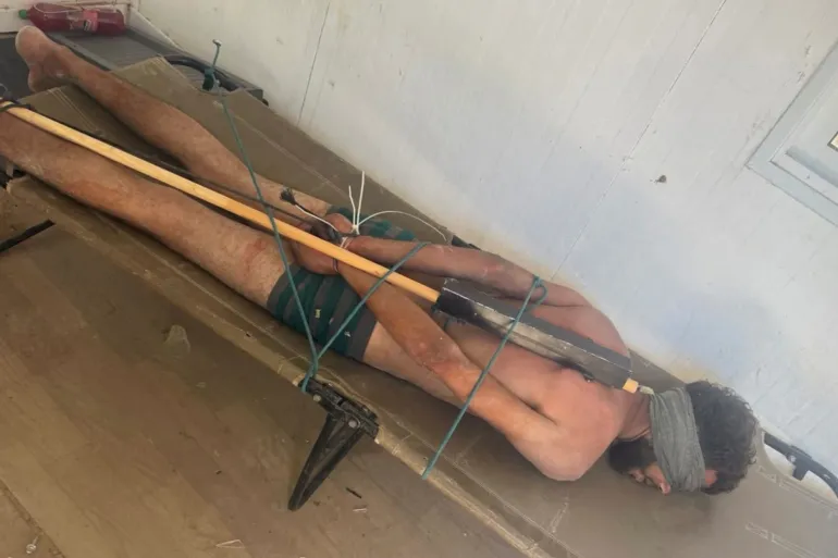 Photo of abused Palestinian prisoner causes anguish for two Gaza mothers 1 Bántalmazott palesztin fogoly fényképe okoz gyötrelmet két gázai anyának