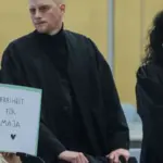 eine-der-angeklagten-verbirgt
