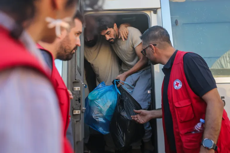Hatvan palesztin tért vissza Gázába az izraeli őrizetből, és beszámolnak a bántalmazásokról.