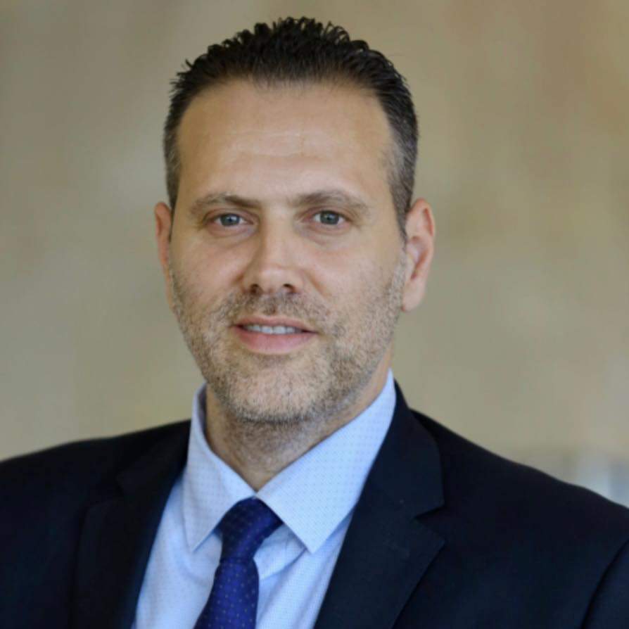 Amikor a kritika „hazaárulássá” válik: A NAZA körüli politikai hisztéria és a hazai közvélemény tükörképe.